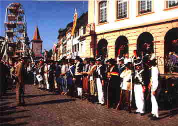 Bürgergarde Gengenbach - Exerzieren beim Revolutionsfest und Landestreffen 1998
