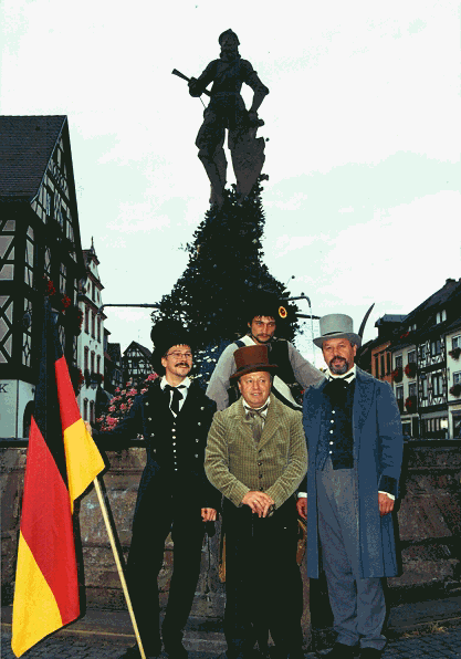 Bürgergarde Gengenbach - Mitglieder der Bürgergarde in Kostümen vor dem Marktbrunnen zum Film "Traum von der Freiheit"
